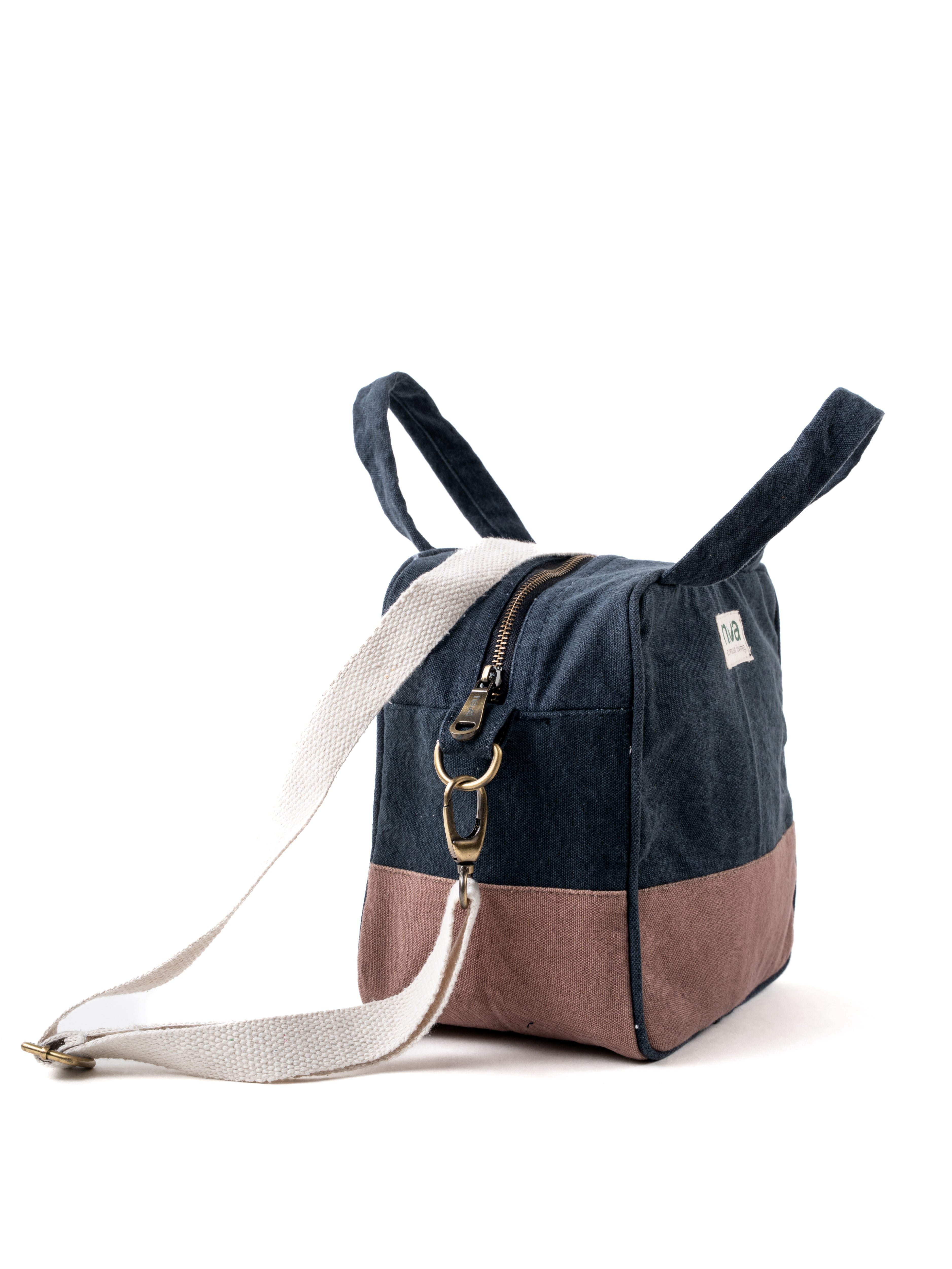 Nava Insulated cotton bag made from sustainable materials to keep your food fresh. Blue and Brown colour