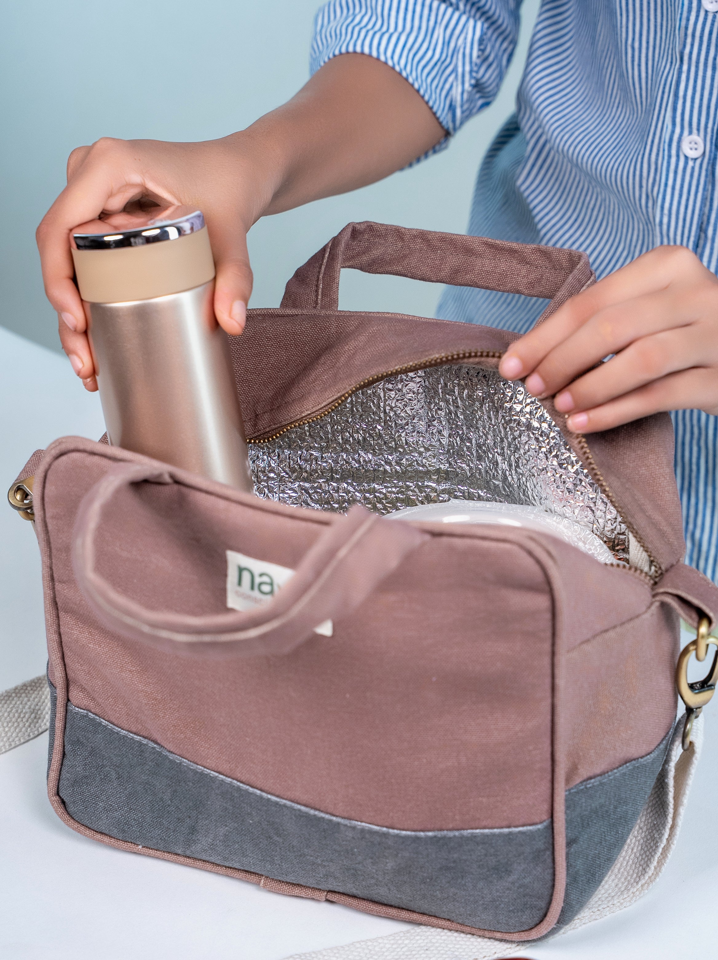 Nava Insulated cotton bag made from sustainable materials with storage for water bottle