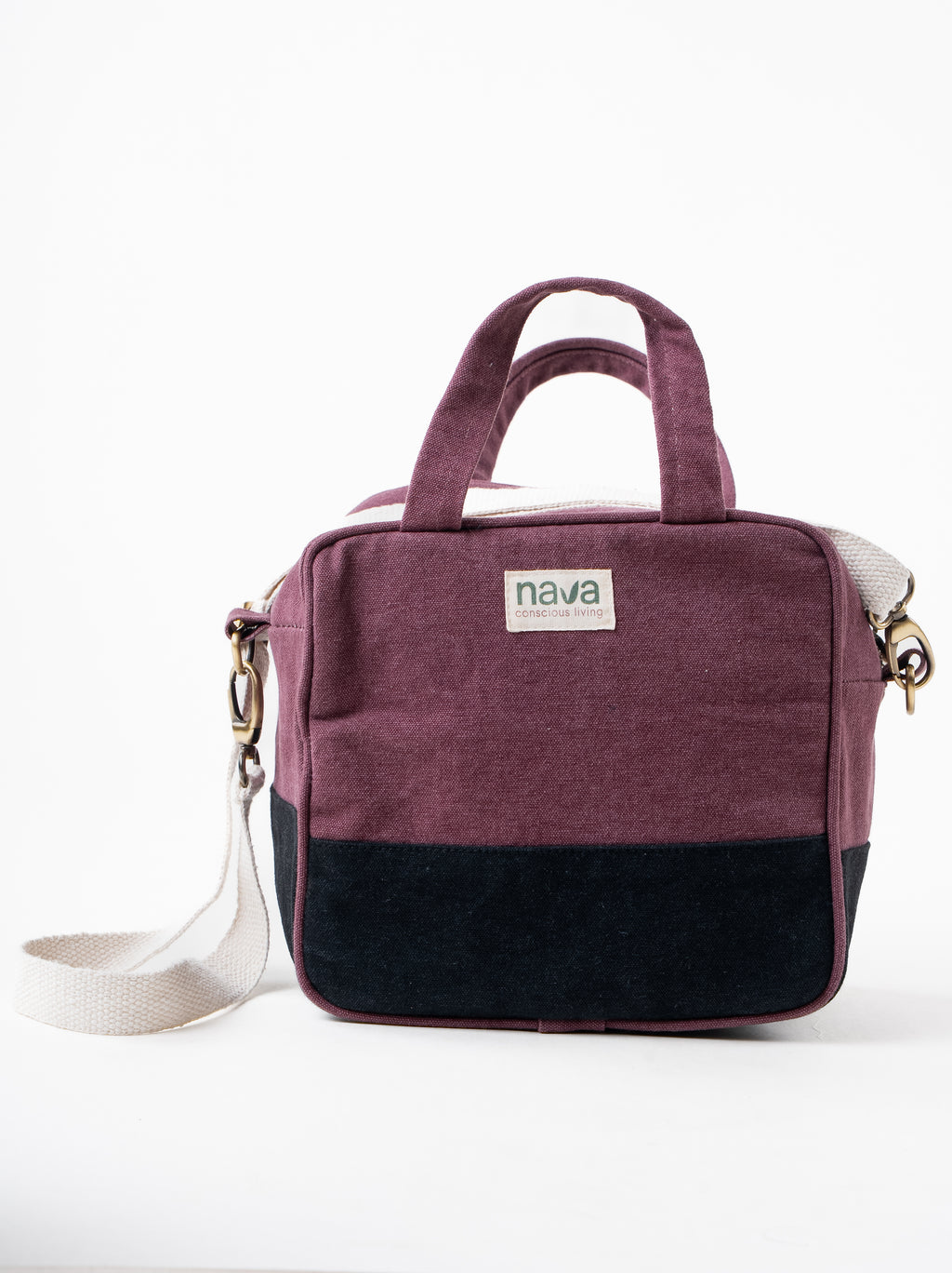 Nava Insulated cotton bag made from sustainable materials to keep your food fresh. Red and Black color