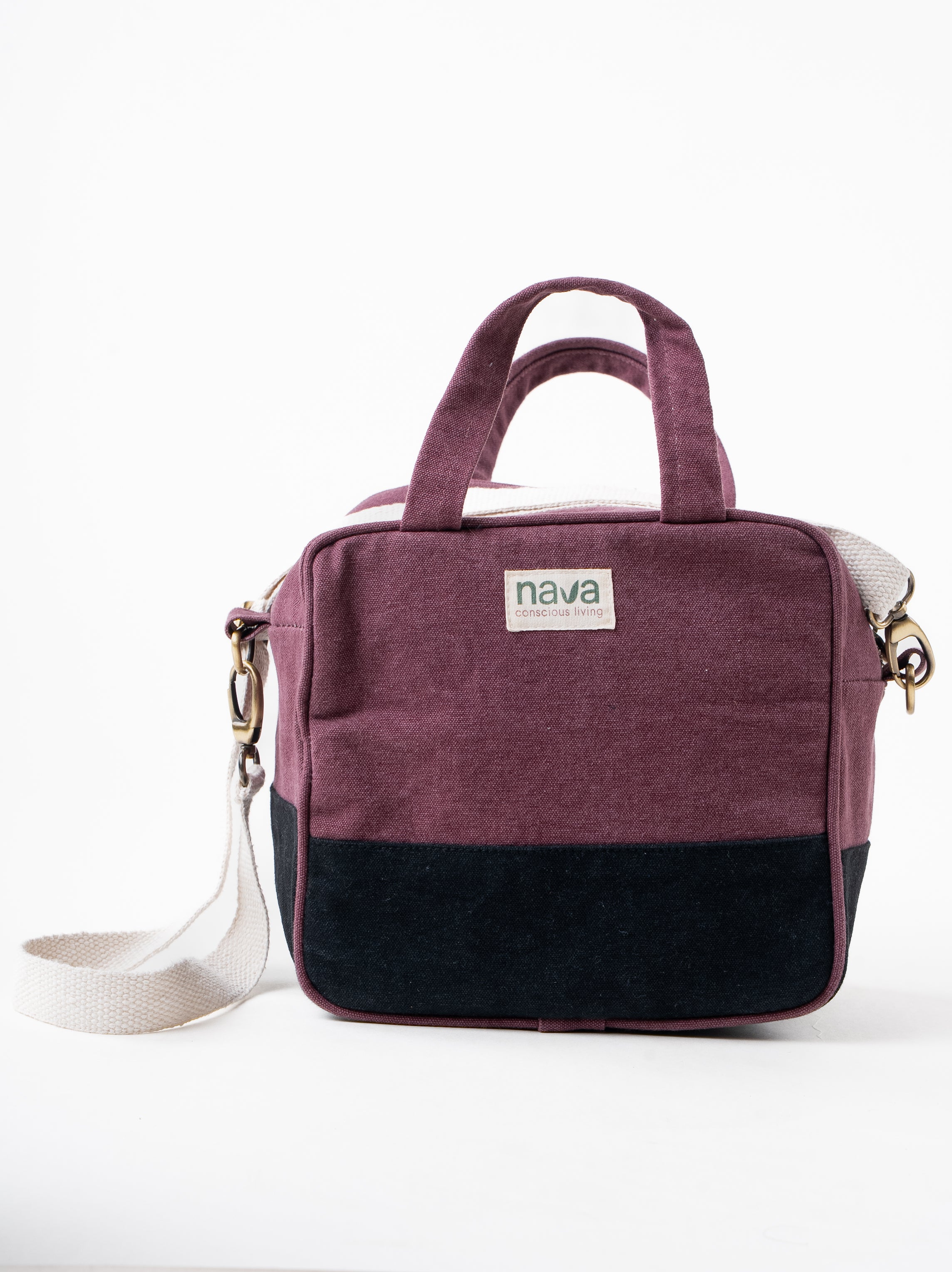 Nava Insulated cotton bag made from sustainable materials to keep your food fresh. Red and Black color